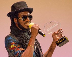 reggae star Gyptian holding his 2017 AEA Award of Achievement