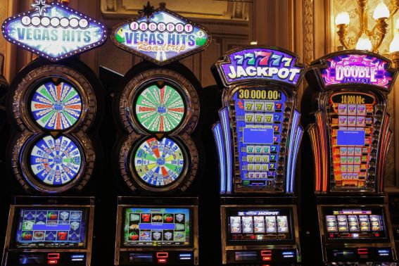 how are slot machines programmed?